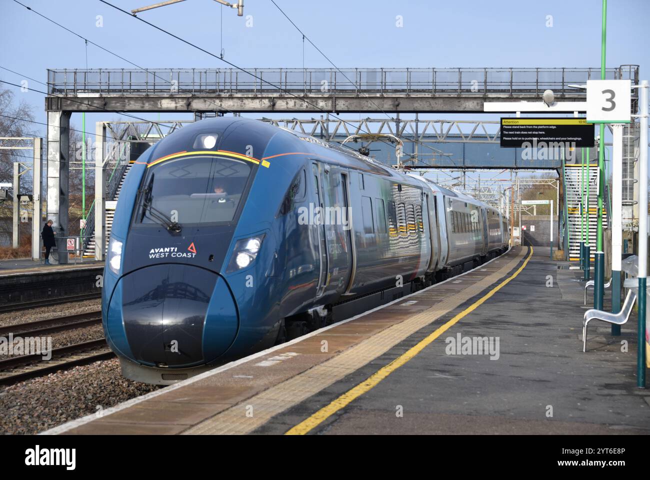 Avanti West Coast 5-Auto Evero Class 805 Nummer 805007 auf der Up Slow Line durch Rugeley Trent Valley mit einem Zug von Crewe nach London Euston 06. Dezember 24 Stockfoto