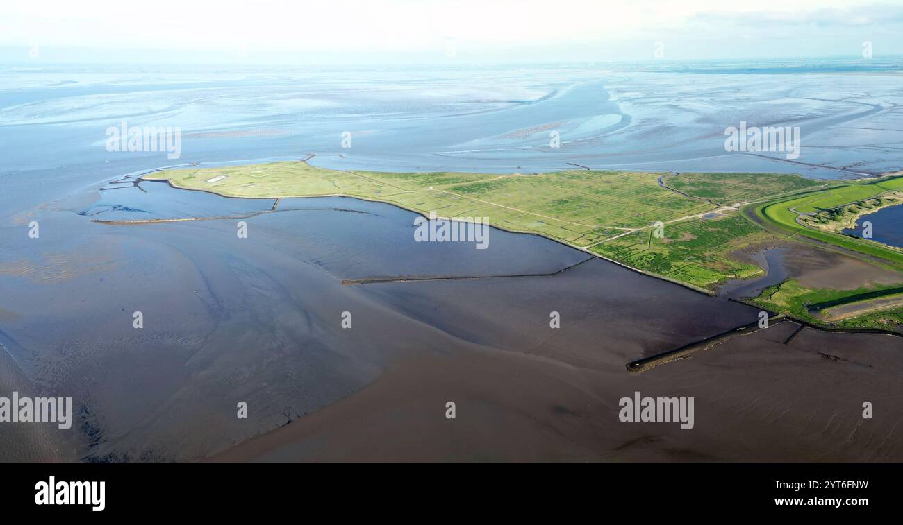 Luftaufnahme der Wattgebiete und Kanäle des Eemsdelta und Dollard, Groningen, Niederlande Stockfoto