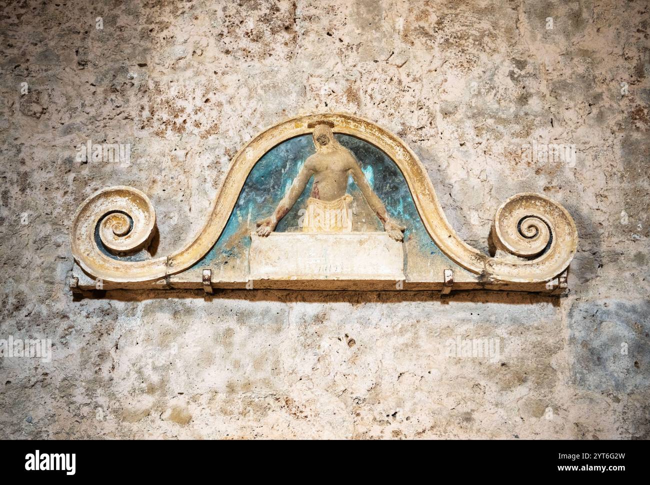 Relieftafel in der Kirche Santa Maria Maggiore, Sovana, Toskana, Italien Stockfoto