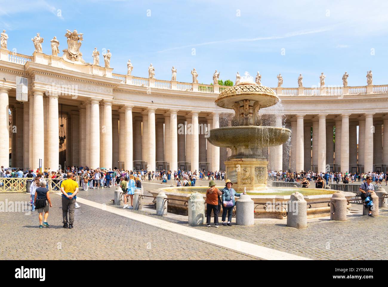 Die Kolonnade und der Maderno-Brunnen auf dem Petersplatz, Vatikanstadt, Rom, Italien Stockfoto