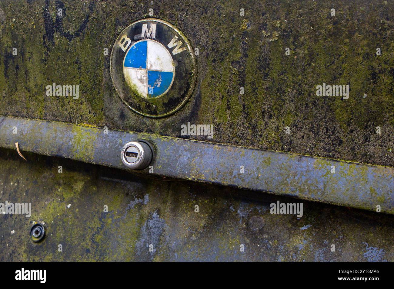 Ein verrottetes und verrostetes Logo des Automobilherstellers BMW. Die Bayerische Motoren Werke Aktiengesellschaft BMW ist ein börsennotierter Automobil- und Motorradhersteller mit Sitz in München, der auch als BMW Group auftritt. BMW *** Ein verrostetes Logo des Automobilherstellers BMW Bayerische Motoren Werke Aktiengesellschaft BMW ist ein börsennotierter Automobil- und Motorradhersteller mit Sitz in München, der auch als BMW Group BMW firmiert Stockfoto