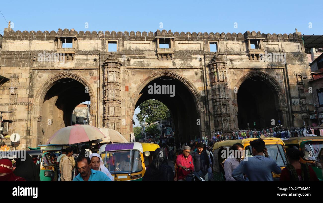 Indien, Gujarat, Ahmedabad, Arches of Teen Gate im Lal Darwaja Basar District Market. Stockfoto