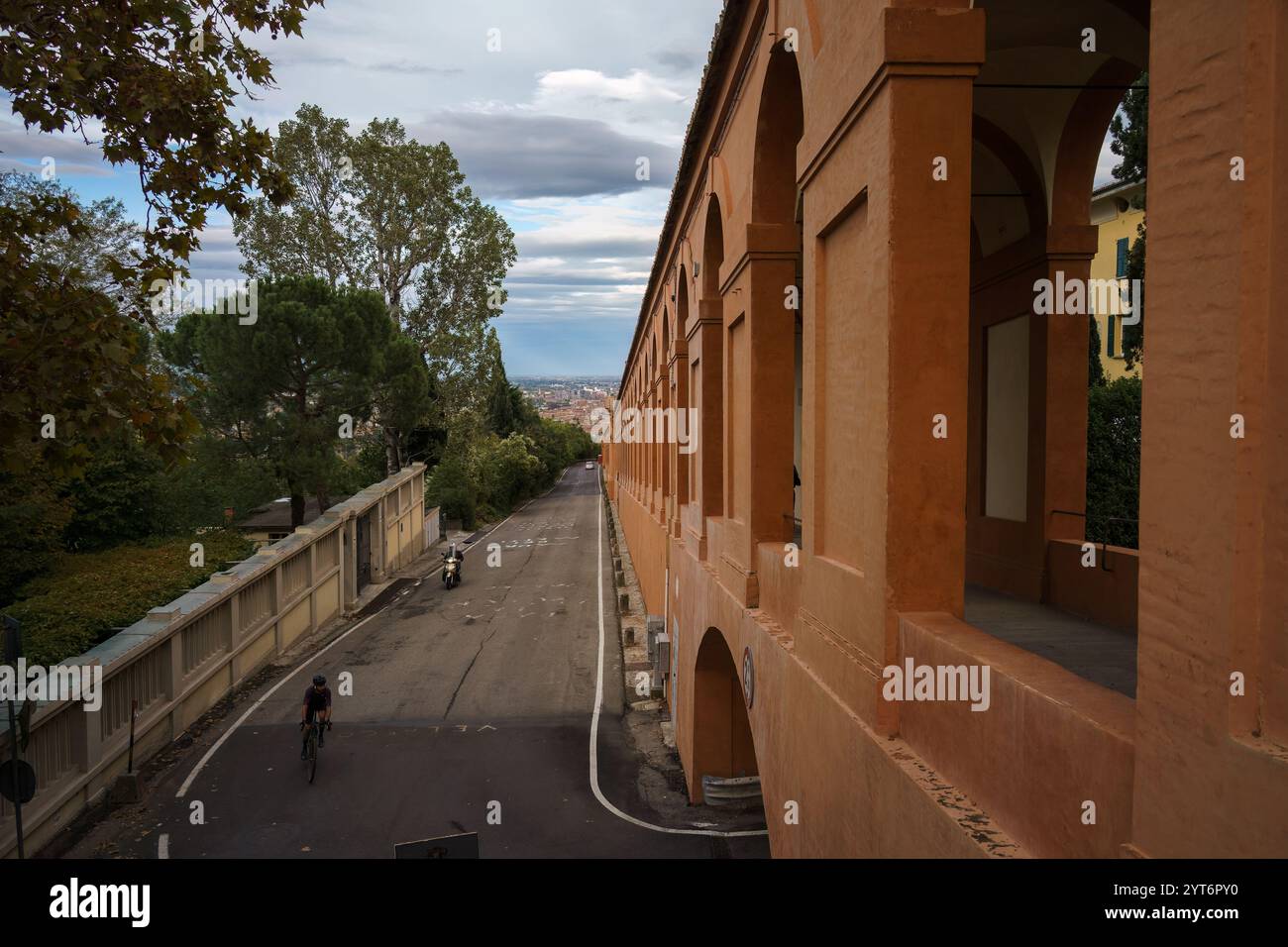 Bologna, Italien. Oktober 2024 - Portico di San Luca neben der Via di San Luca. Stockfoto