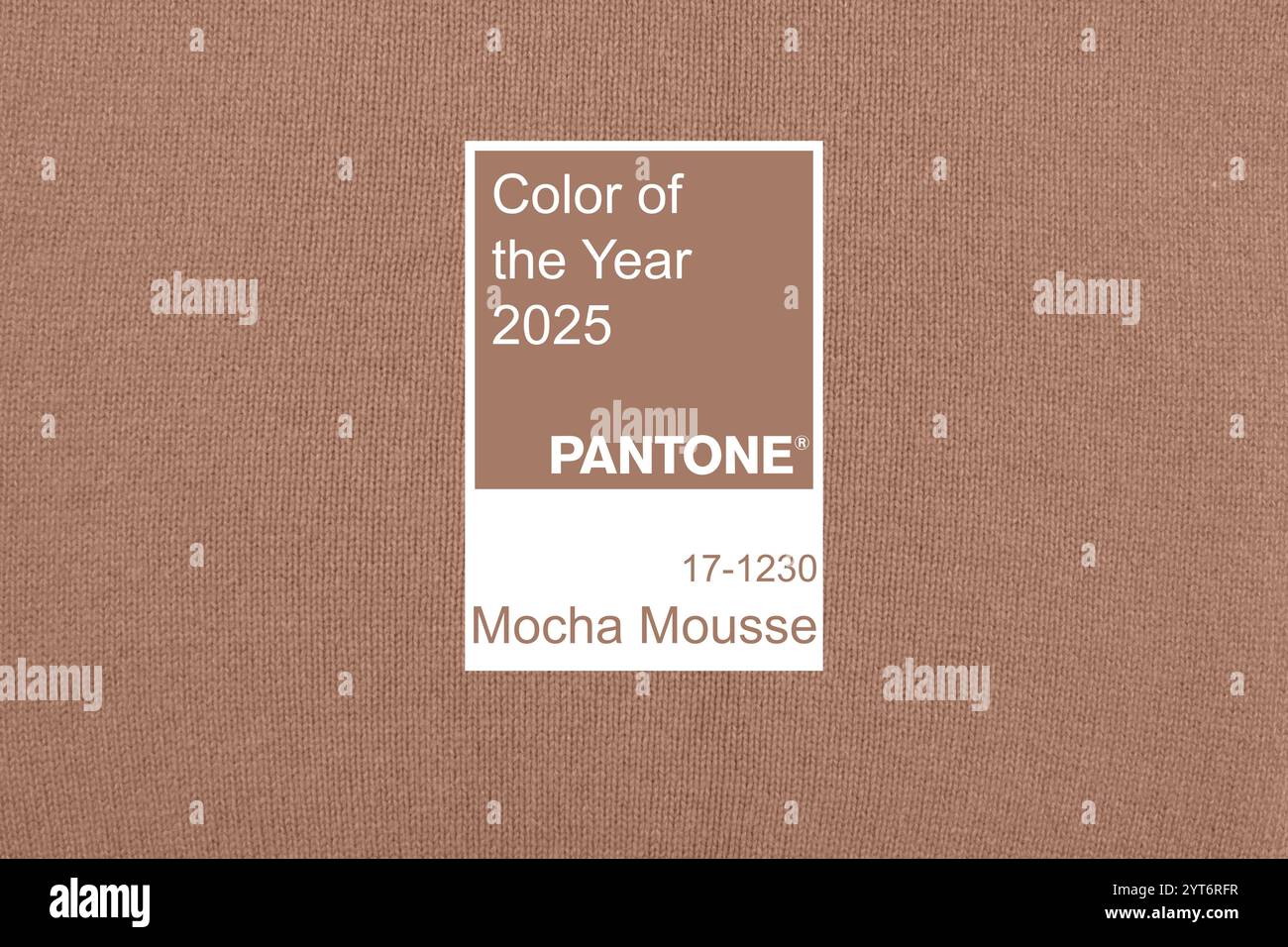 Mocha Mousse pantone Farbe des Jahres 2025. Textur aus hellbeigem gestricktem Stoff. Kiew, Ukraine - 6. Dezember 2024 Stockfoto