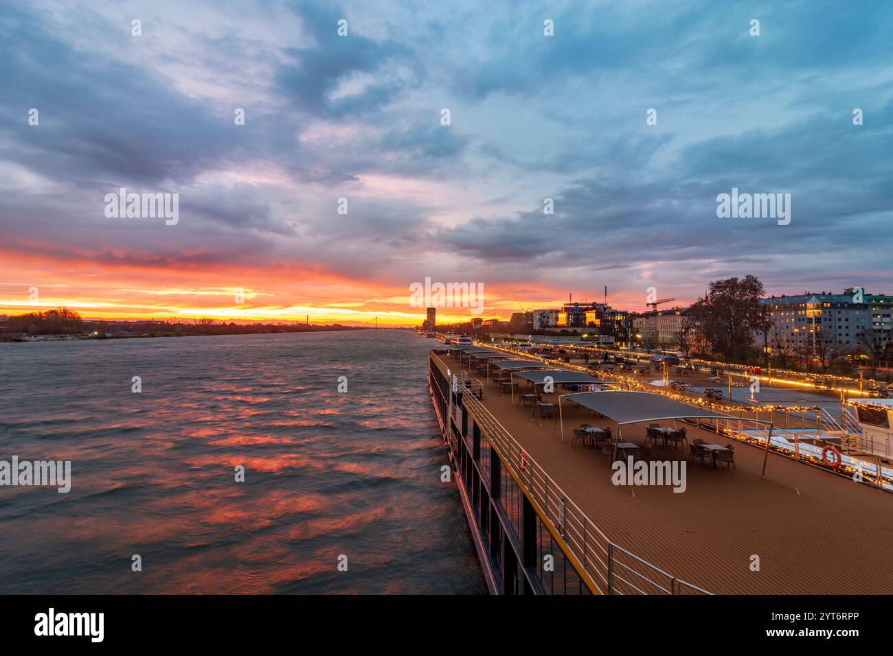 Wien: Sonnenaufgang auf der Donau, Kreuzfahrtschiffe an der Reichsbrücke, Weihnachtsdekoration 02. Leopoldstadt, Wien, Österreich Stockfoto