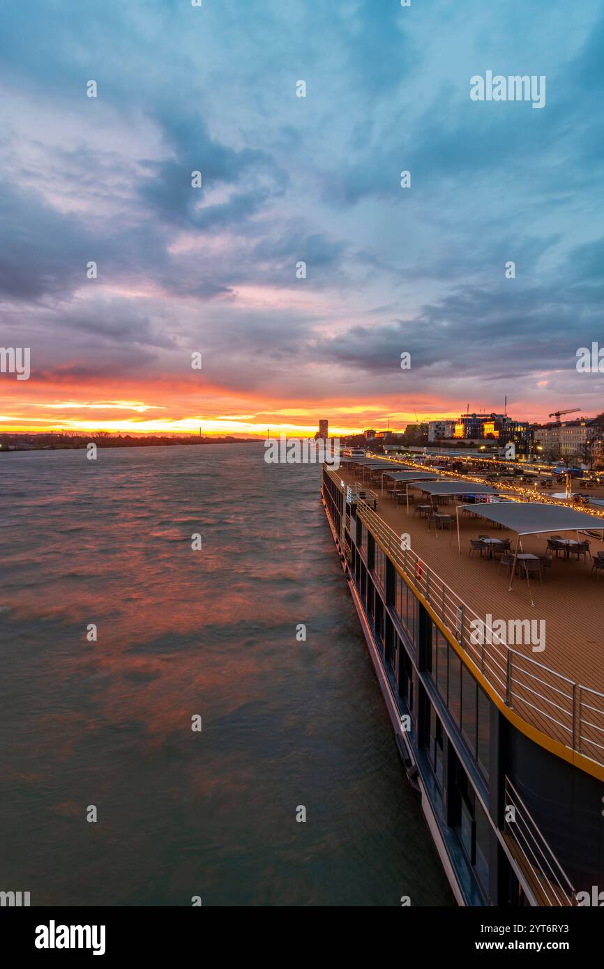 Wien: Sonnenaufgang auf der Donau, Kreuzfahrtschiffe an der Reichsbrücke, Weihnachtsdekoration 02. Leopoldstadt, Wien, Österreich Stockfoto