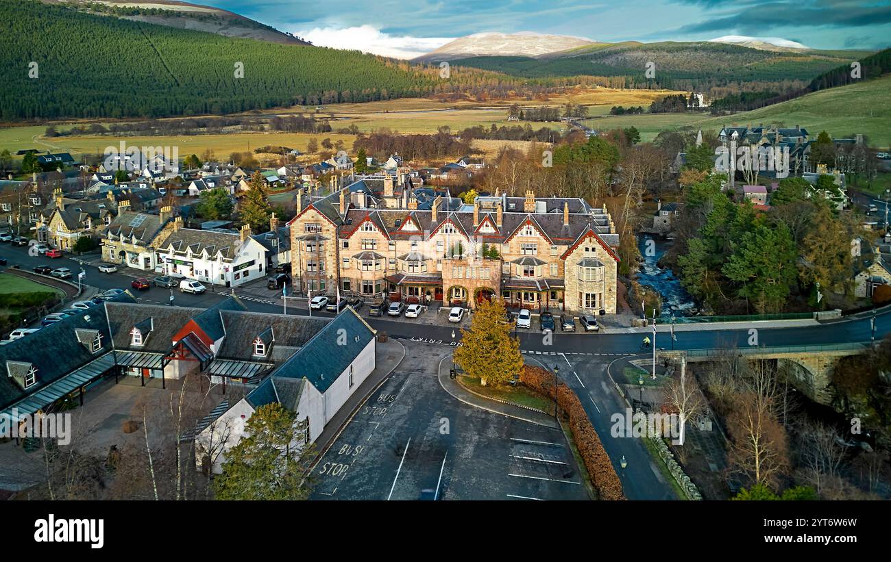 Braemar Aberdeenshire Schottland Blick auf Braemar Mews The Fife Arms Hotel und Brücke über Clunie Water Stockfoto