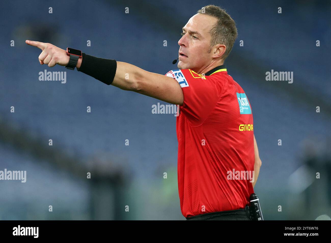 Schiedsrichter Luca Pairetto beim italienischen Fußballspiel Freccia Rossa Coppa Italia (Italien-Cup) 2024–2025, SS Lazio gegen SSC Napoli im Olympiastadion. Endpunktzahl: SS Latium 3:1 SSC Neapel. Stockfoto