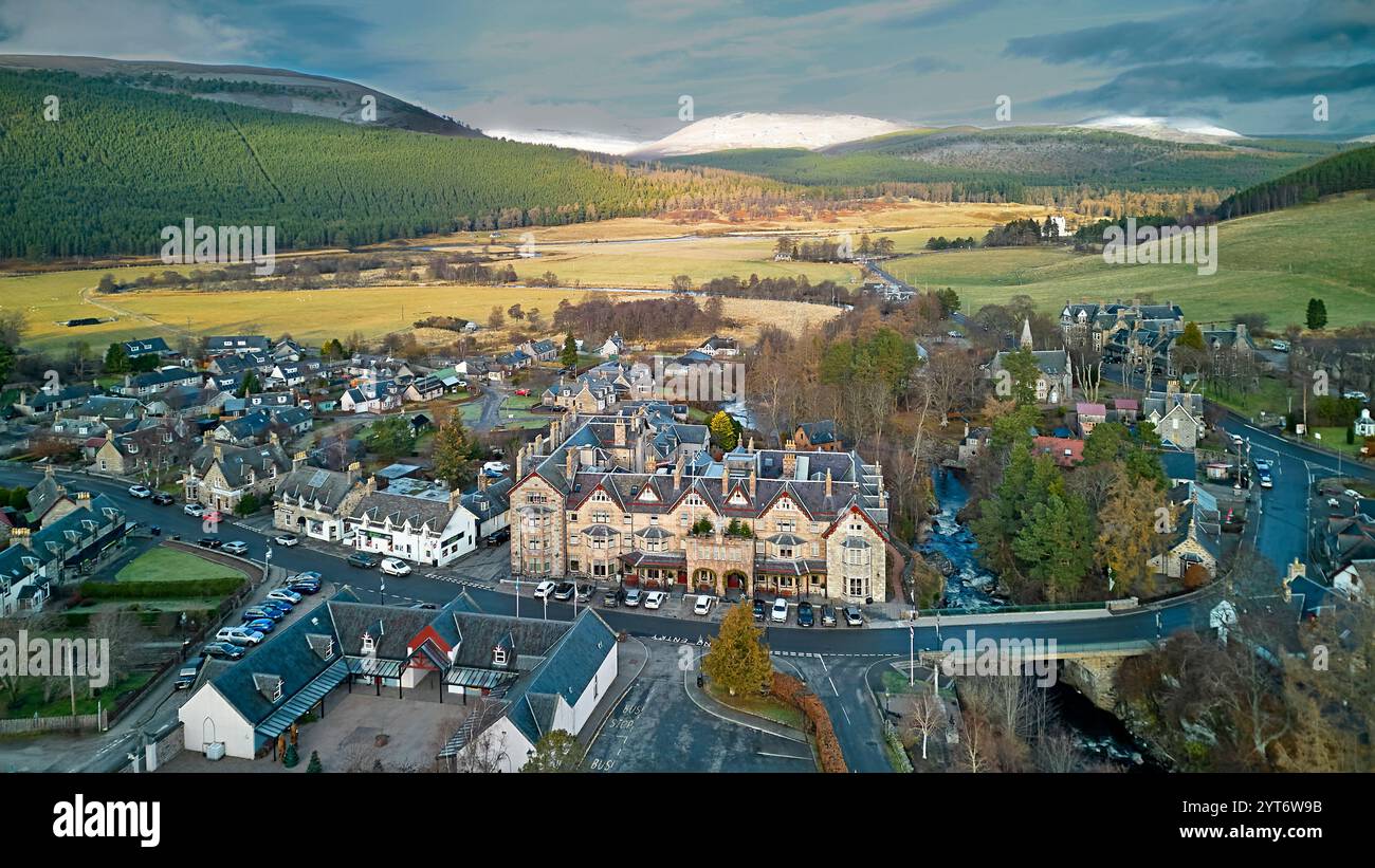 Braemar Aberdeenshire Schottland Blick auf Braemar Mews das Fife Arms Hotel Mar Road und Brücke über Clunie Water Stockfoto
