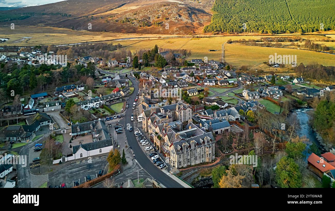 Braemar Aberdeenshire Schottland Wintersonne Braemar Mews Mar Road The Fife Arms Hotel mit Fluss Dee und Hügeln in der Ferne Stockfoto