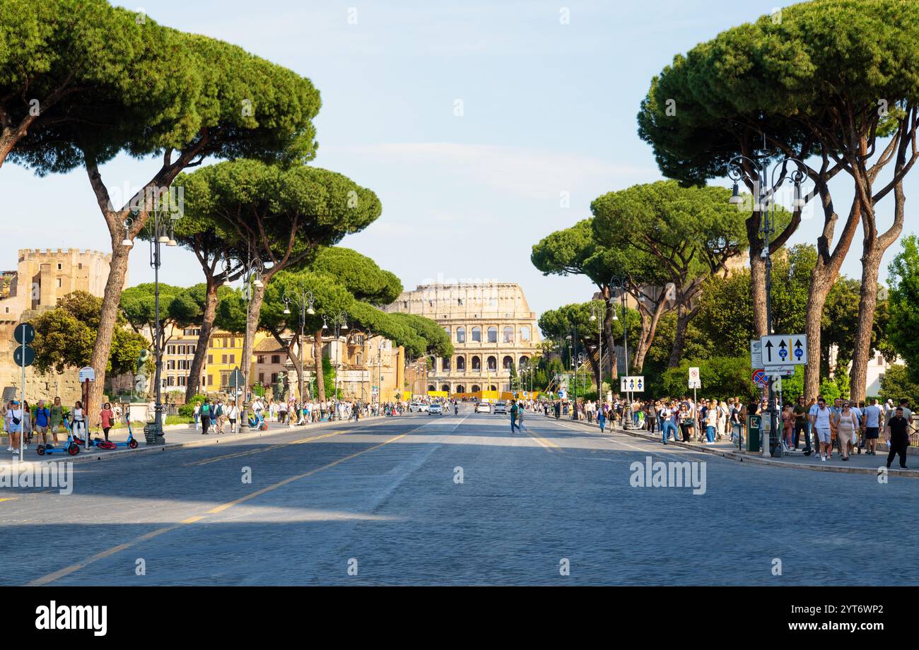 Das Kolosseum (Kolosseo) aus Sicht der Via dei Fori Imperiali, Rom, Italien Stockfoto