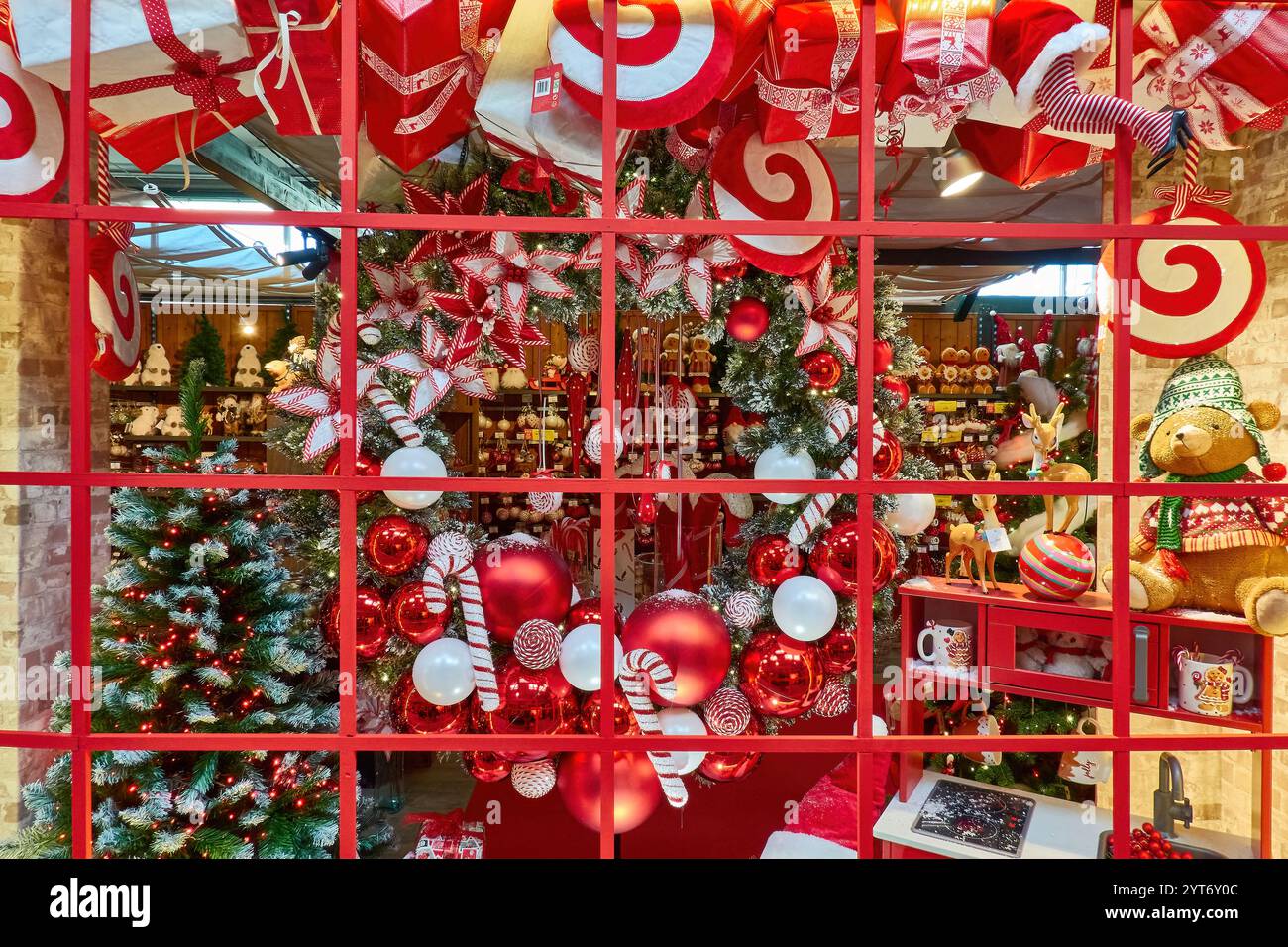 Weihnachtsbäume und Dekorationen mit festlichen Schaufenstern. Stockfoto