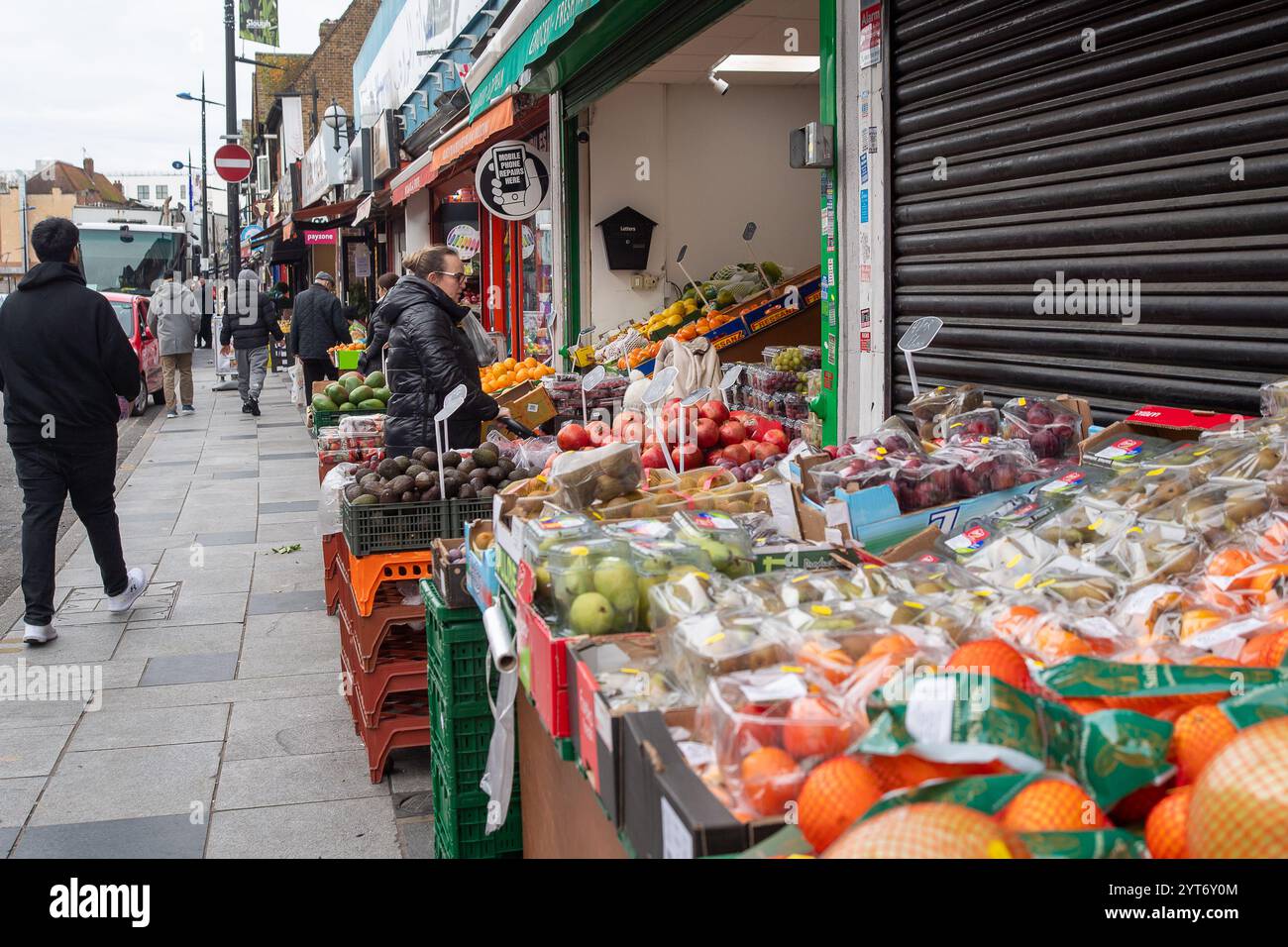 Slough, Großbritannien. Dezember 2024. Ein Obst- und Gemüseladen im Stadtzentrum von Slough. Erneut wurde die Stadt Slough in Berkshire durch eine Umfrage von Rightmove zum elendsten Ort Großbritanniens ernannt. Slough belegte Platz 220, hinter Bradford, Barking und Dagenham, Dudley und Croydon, die jeweils auf Platz 219, 218 und 217 rangen. Slough ist heute eine der ethnisch vielfältigsten Gebietskörperschaften Englands, mit 64 % der Bevölkerung aus ethnischen Minderheiten. Viele der Geschäfte in der Stadt haben geschlossen und es gibt oft Probleme im Stadtzentrum mit einem Stockfoto