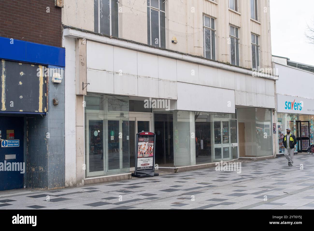 Slough, Großbritannien. Dezember 2024. Das ehemalige WH Smith and Post Office in Slough, das heute geschlossen ist. Erneut wurde die Stadt Slough in Berkshire durch eine Umfrage von Rightmove zum elendsten Ort Großbritanniens ernannt. Slough belegte Platz 220, hinter Bradford, Barking und Dagenham, Dudley und Croydon, die jeweils auf Platz 219, 218 und 217 rangen. Slough ist heute eine der ethnisch vielfältigsten Gebietskörperschaften Englands, mit 64 % der Bevölkerung aus ethnischen Minderheiten. Viele der Geschäfte in der Stadt haben geschlossen und es gibt oft issu Stockfoto