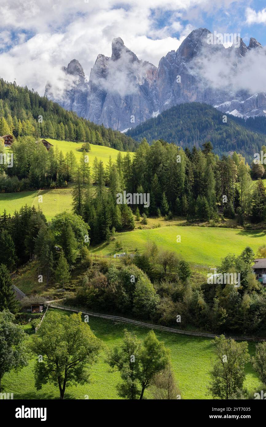 Dolomiten, Italien. Panoramablick auf St. Magdalena oder Santa Maddalena Dorf, Geisler Geisler Geisler Berge und grüne Almwiesen Stockfoto