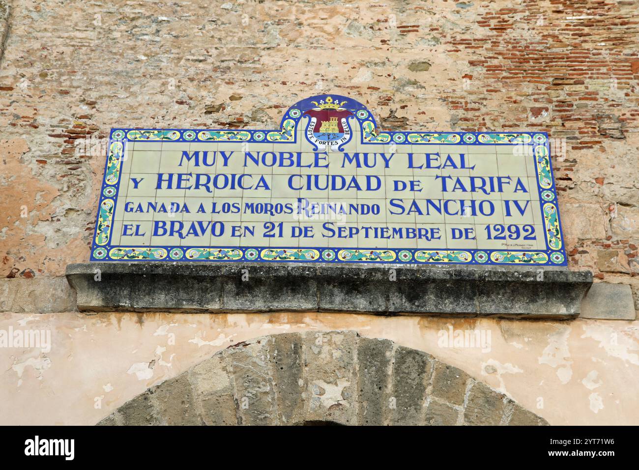 Geflieste Tafel am Jerez-Tor in Tarifa in Spanien Stockfoto