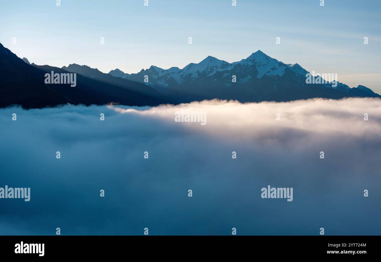 Bergpanorama in der Nähe von Ushguli, Mestia im Kaukasus, Georgien, Svaneti Region, Wander- und Trekkingdomizile Stockfoto