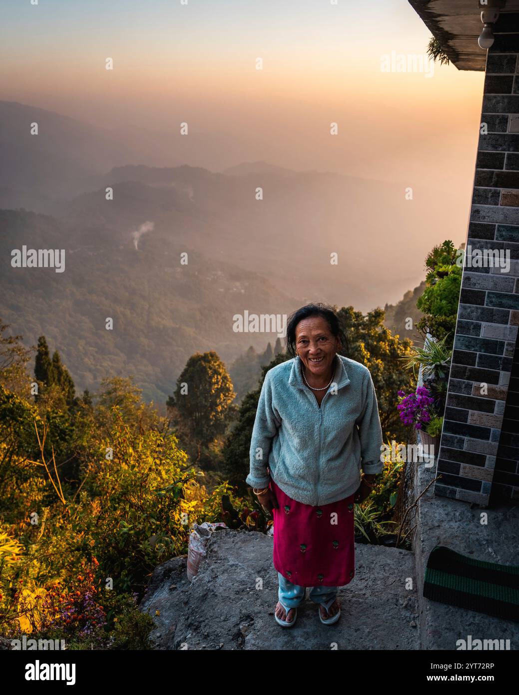 Darjeeling im Himalaya, Nordindien, Teeplantagen, Frau, die in die Kamera schaut Stockfoto