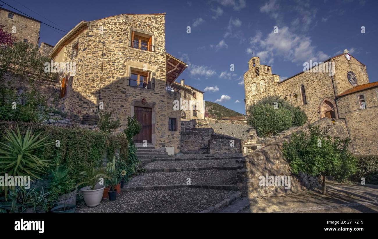 Kirche Saint Andre in Roquebrun. Der Bau begann im XII. Jahrhundert und wurde im XVIII. Jahrhundert erweitert. Stockfoto