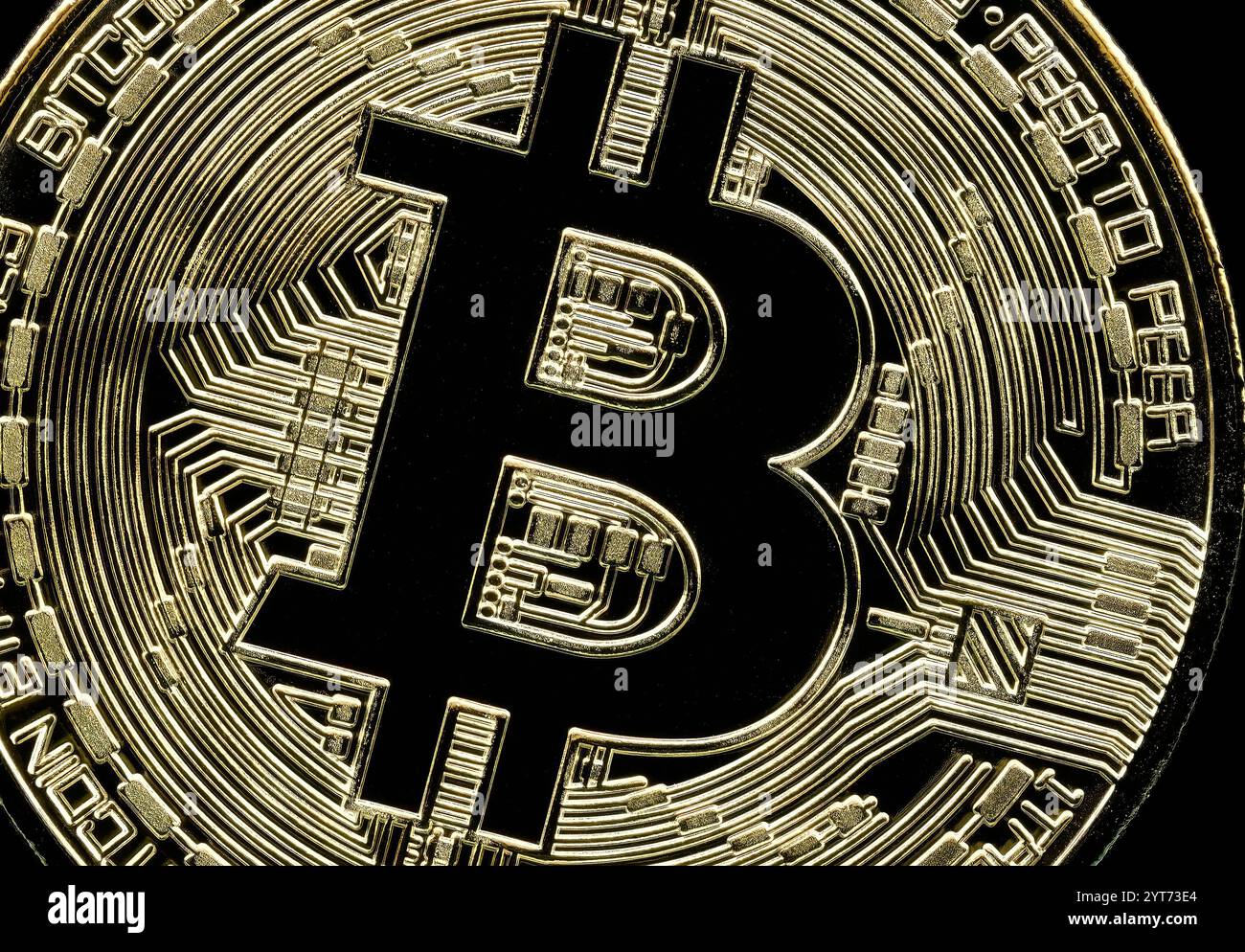 Atemberaubendes Bild eines goldenen Bitcoins. Erfassen Sie die komplizierten Details der ikonischen physischen Darstellung der digitalen Kryptowährung Stockfoto