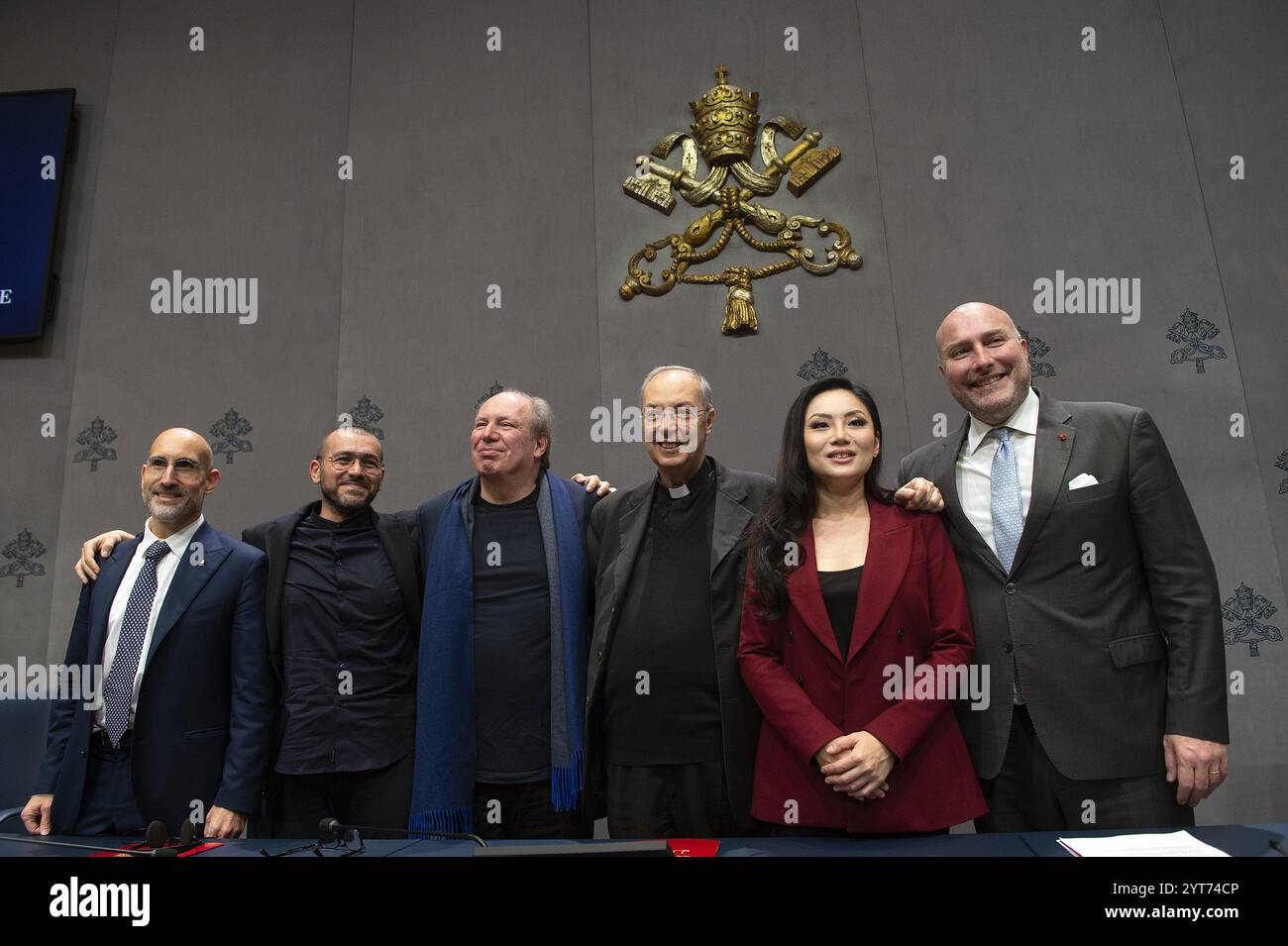 Vatikan, Vatikan. September 2024. **NO LIBRI** Italien, Rom, Vatikan, 2024/12/6. Bild von links Dr. Riccardo Rossi, Veranstaltungsschöpfer und -Organisator, CEO der Nova Opera, Maestro Dario Vero, Komponist und Dirigent, deutscher Regisseur und Komponist Hans Zimmer, Don Marco Frisina, Maestro Tina Guo, Komponist und Cellist und AVV. Gualtiero Ventura, Event Creator und Organisator posiert für ein Foto während einer Pressekonferenz für die V Ausgabe der Concert Credit: Independent Photo Agency/Alamy Live News Stockfoto