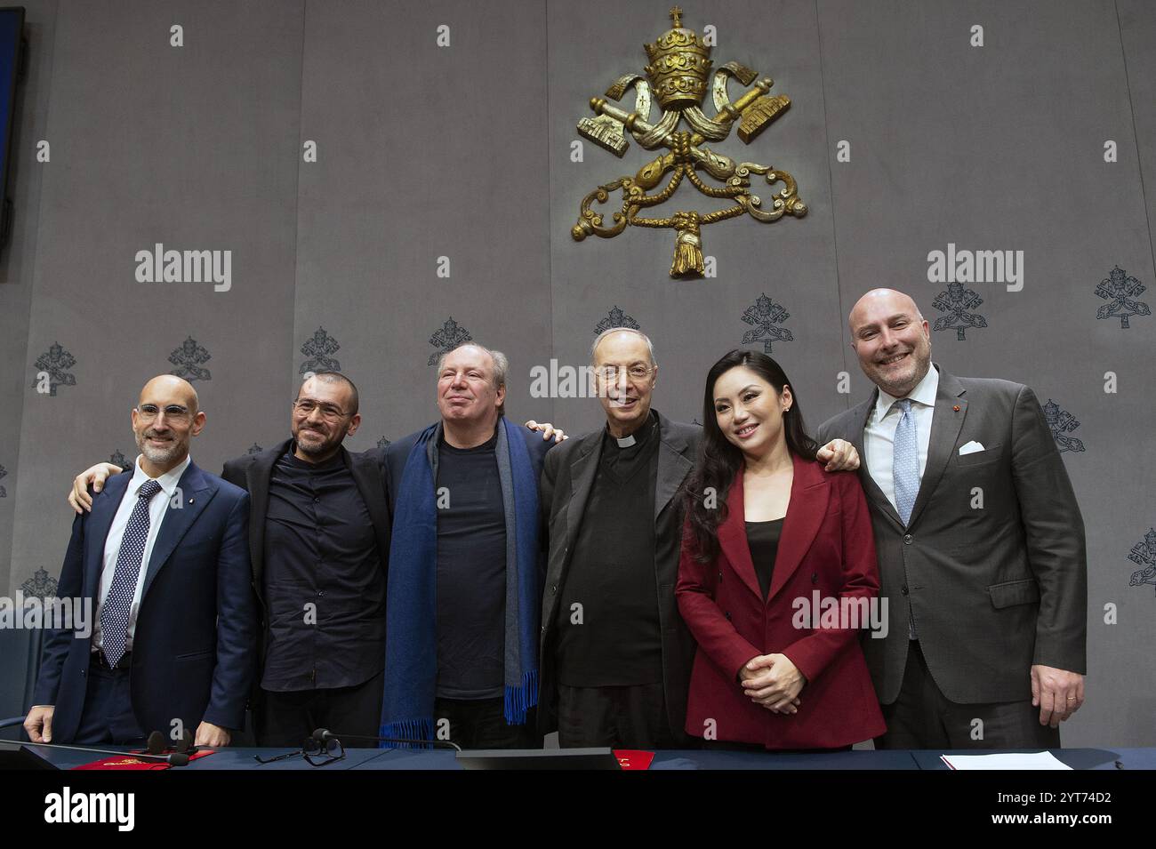 Vatikan, Vatikan. September 2024. **NO LIBRI** Italien, Rom, Vatikan, 2024/12/6. Bild von links Dr. Riccardo Rossi, Veranstaltungsschöpfer und -Organisator, CEO der Nova Opera, Maestro Dario Vero, Komponist und Dirigent, deutscher Regisseur und Komponist Hans Zimmer, Don Marco Frisina, Maestro Tina Guo, Komponist und Cellist und AVV. Gualtiero Ventura, Event Creator und Organisator posiert für ein Foto während einer Pressekonferenz für die V Ausgabe der Concert Credit: Independent Photo Agency/Alamy Live News Stockfoto