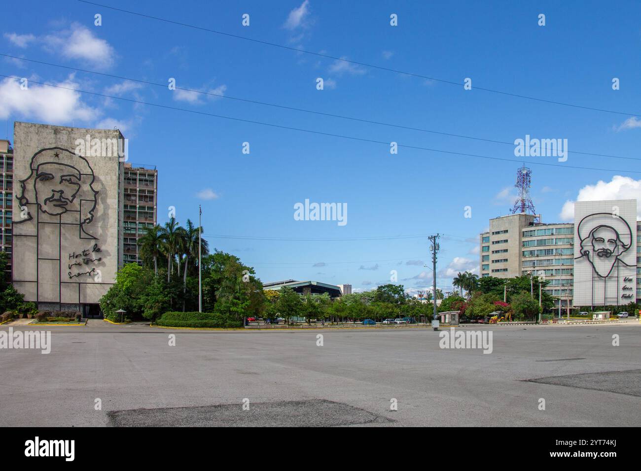 Die Plaza de la Revolucion mit den Wandmalereien von Che Guevara und Fidel Castro in La Habana, Havanna, Kuba Stockfoto