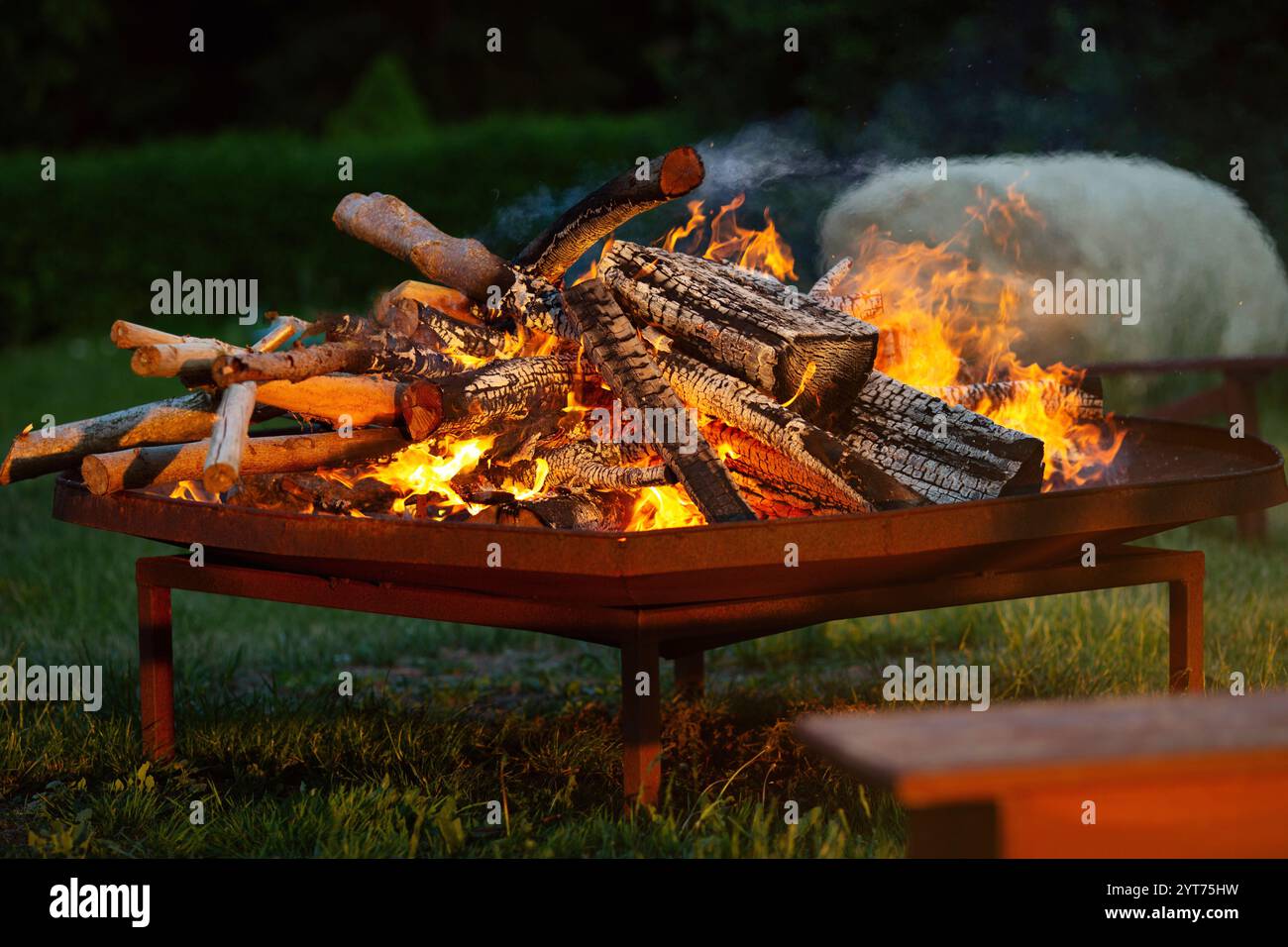 Feuer auf der großen Metallschale brennt Stockfoto