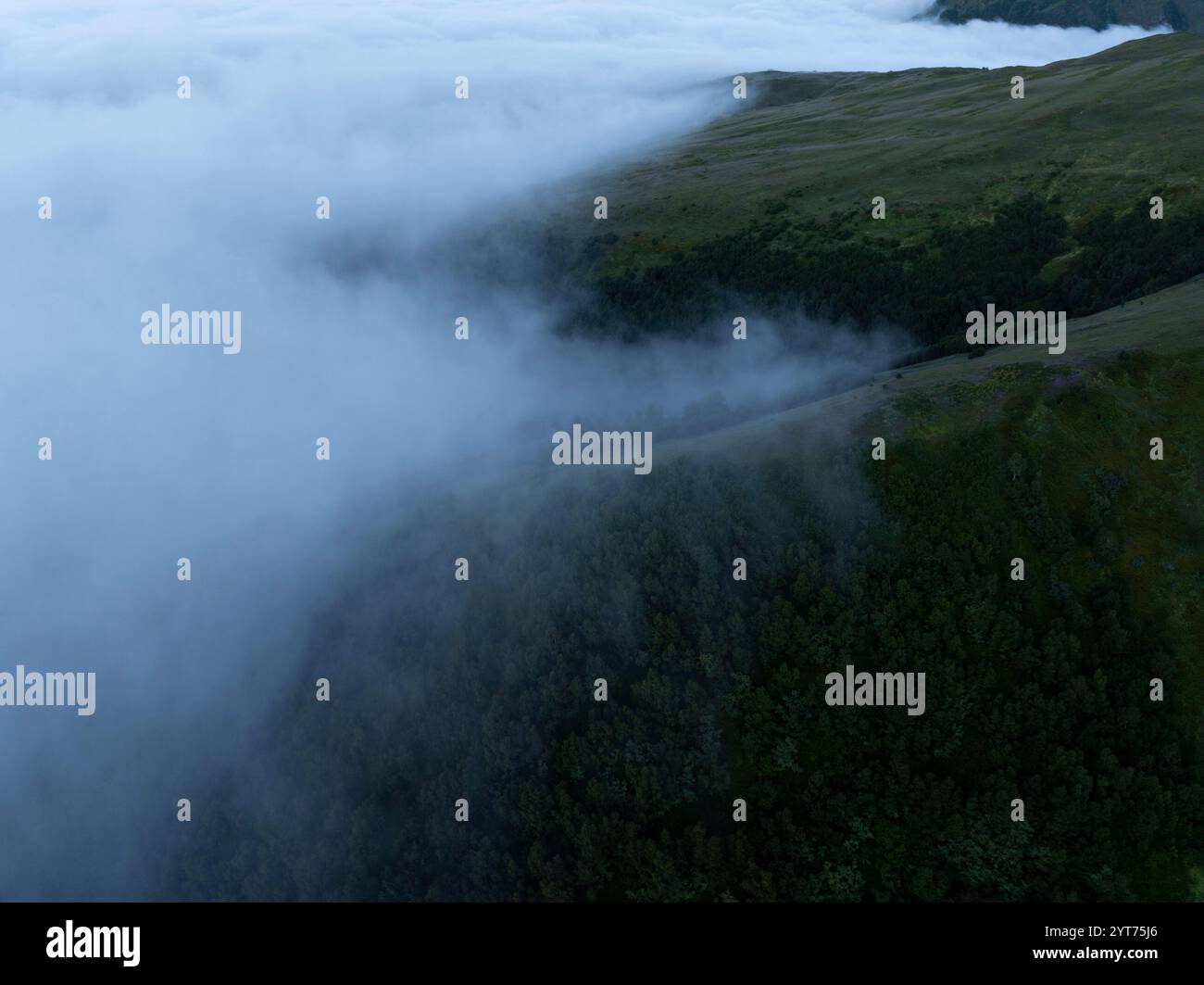 Bergpanorama in der Nähe von Ushguli, Mestia im Kaukasus, Georgien, Svaneti Region, Wander- und Trekkingziel Stockfoto