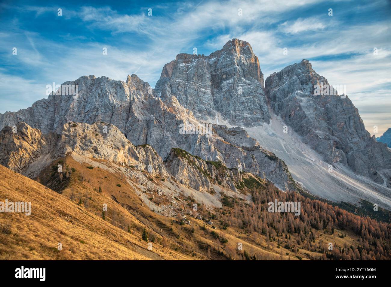 Das Bergmassiv von Pelmo vom nahe gelegenen Col de la Puina aus gesehen, Herbstuntergang in den Dolomiten, Borca di Cadore, Provinz Belluno, Venetien, Italien Stockfoto