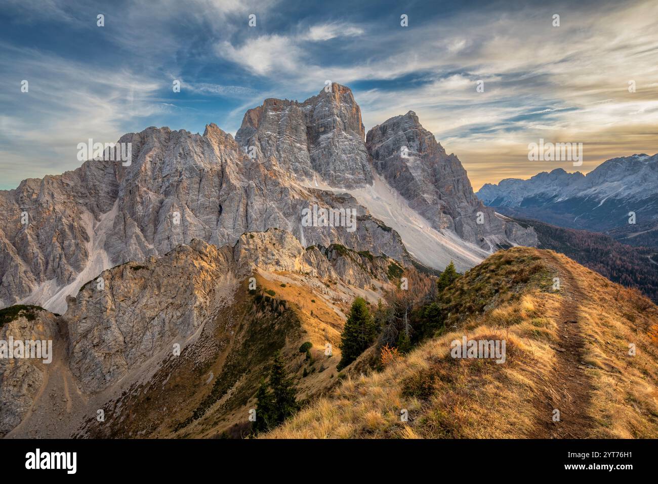 Das Bergmassiv von Pelmo vom nahe gelegenen Col de la Puina aus gesehen, Herbstuntergang in den Dolomiten, Borca di Cadore, Provinz Belluno, Venetien, Italien Stockfoto