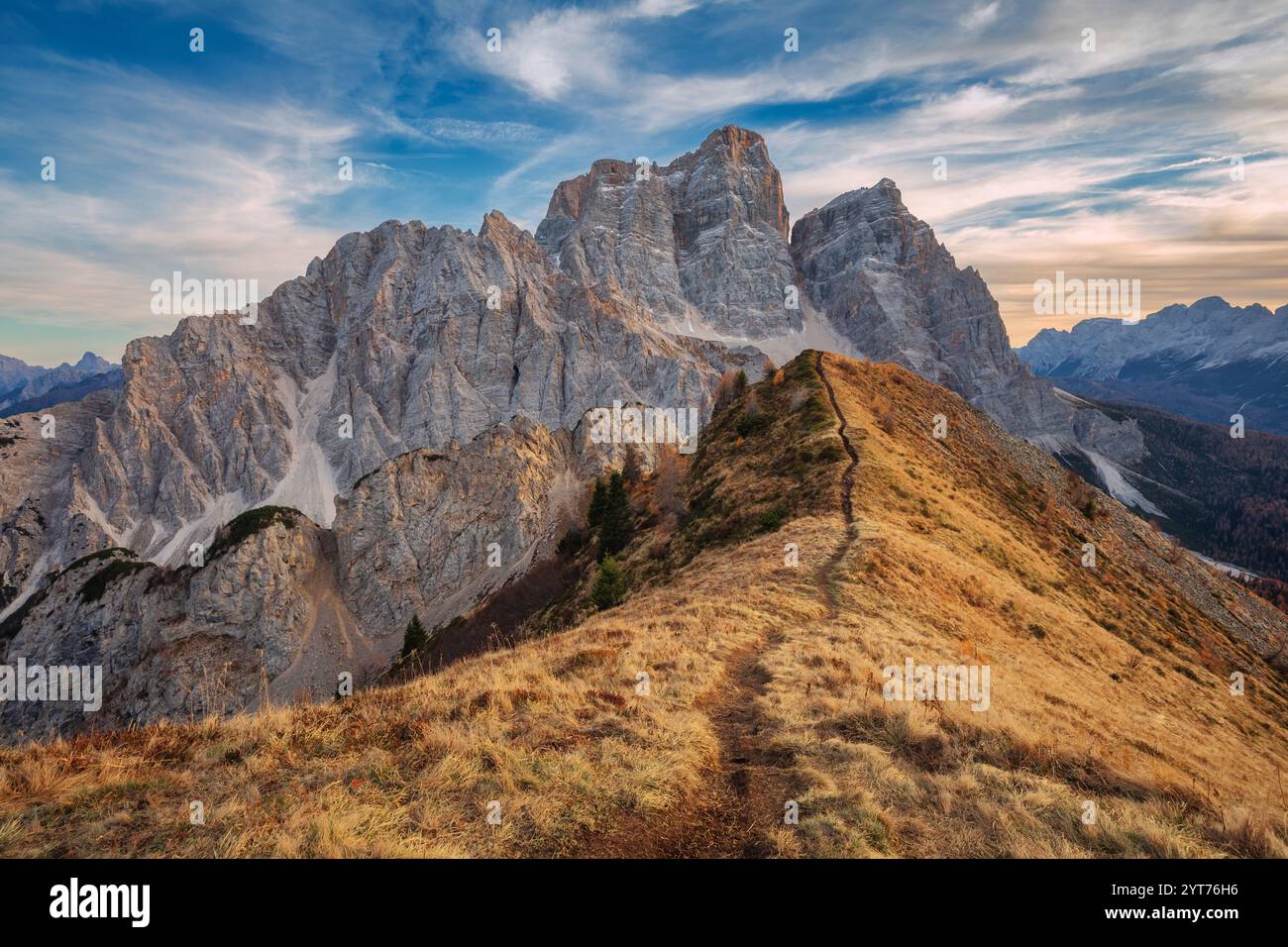 Das Bergmassiv von Pelmo vom nahe gelegenen Col de la Puina aus gesehen, Herbstuntergang in den Dolomiten, Borca di Cadore, Provinz Belluno, Venetien, Italien Stockfoto