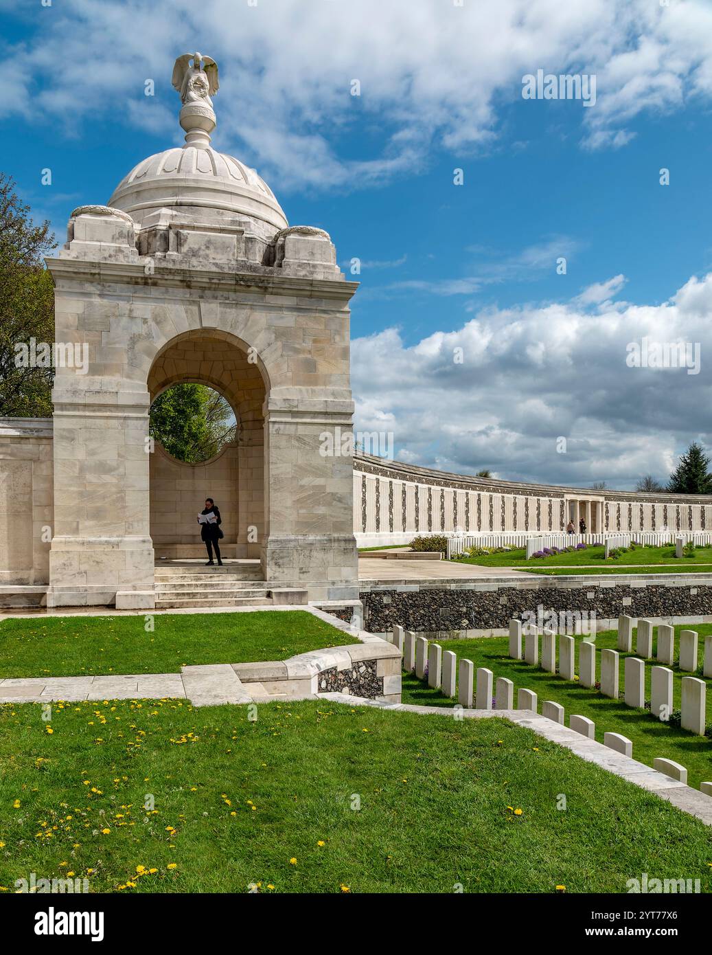 Zonnebeke - Passendale, Tyne Cot Commonwealth war Graves Cemetery und Memorial to the Missing, entworfen von Sir Herbert Baker, ein Militärfriedhof für die Soldaten aus Commonwealth-Ländern, die im Ersten Weltkrieg um Ypern ab 1917 starben. Pavillon auf der Nordterrasse, gefolgt von der Gedenkstätte mit 35, 000 Namen der Vermissten Stockfoto