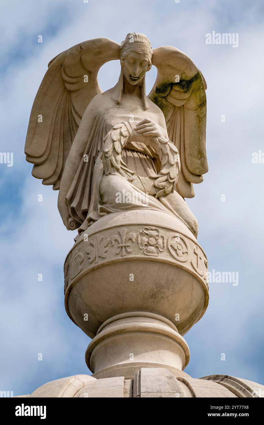 Zonnebeke - Passendale, Tyne Cot Commonwealth war Graves Cemetery und Memorial to the Missing, entworfen von Sir Herbert Baker, ein Militärfriedhof für die Soldaten aus Commonwealth-Ländern, die im Ersten Weltkrieg um Ypern ab 1917 starben. Engelskulptur auf dem Pavillon Stockfoto