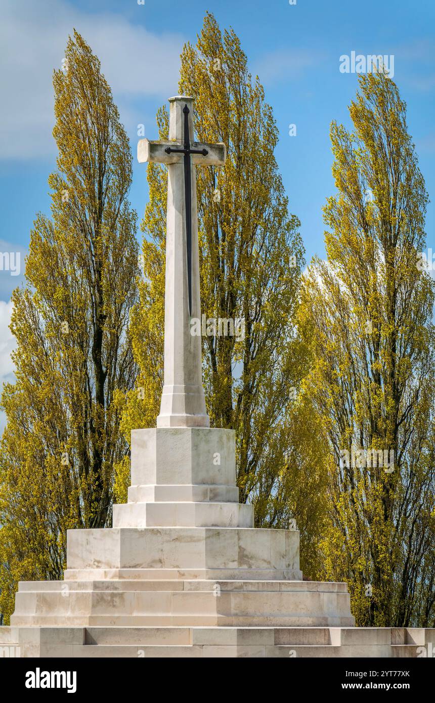 Zonnebeke - Passendale, Tyne Cot Commonwealth war Graves Cemetery und Memorial to the Missing, entworfen von Sir Herbert Baker, ein Militärfriedhof für die Soldaten aus Commonwealth-Ländern, die im Ersten Weltkrieg um Ypern ab 1917 starben. Opferkreuz, Gedenkkreuz Stockfoto