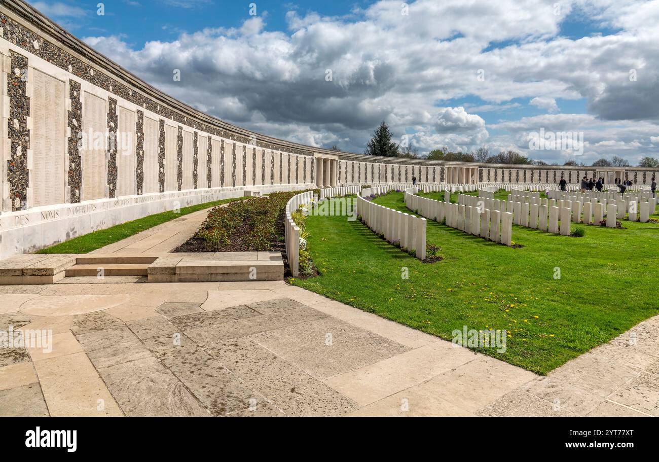 Zonnebeke - Passendale, Tyne Cot Commonwealth war Graves Cemetery und Memorial to the Missing, entworfen von Sir Herbert Baker, ein Militärfriedhof für die Soldaten aus Commonwealth-Ländern, die im Ersten Weltkrieg um Ypern ab 1917 starben. Die Gedenkstätte, die Mauer mit 35, 000 Namen vermisster Soldaten Stockfoto