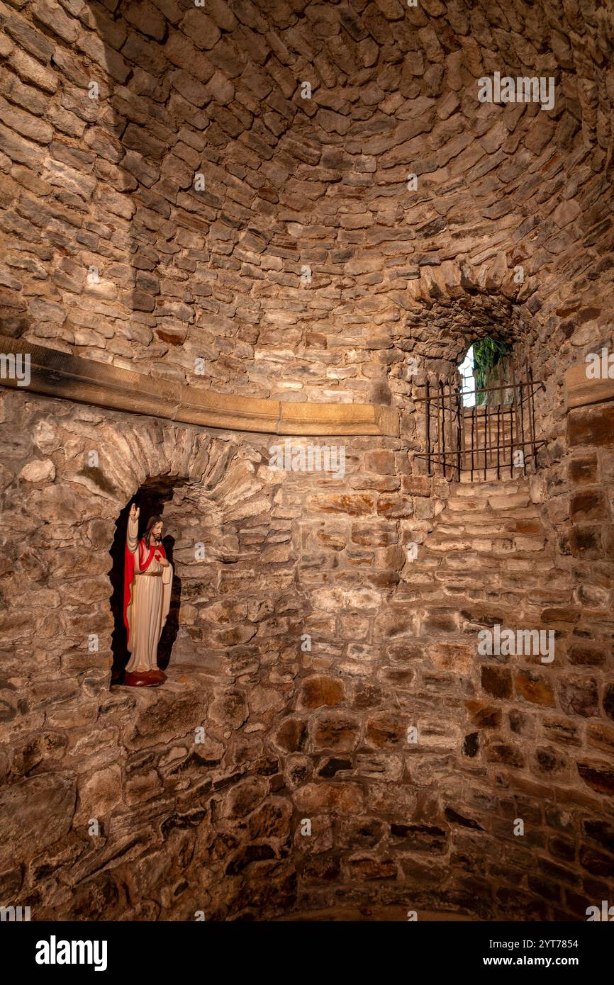 Mesen, Sint-Niklaaskerk, Messines, die Kirche St. Nikolaus mit ihrer markanten Kuppel, auch Dikkop genannt, wurde im 11. Jahrhundert von Adela von Frankreich, Gräfin von Flandern, als Klosterkirche gegründet. Figur des Heiligen Herzens in der Krypta Stockfoto