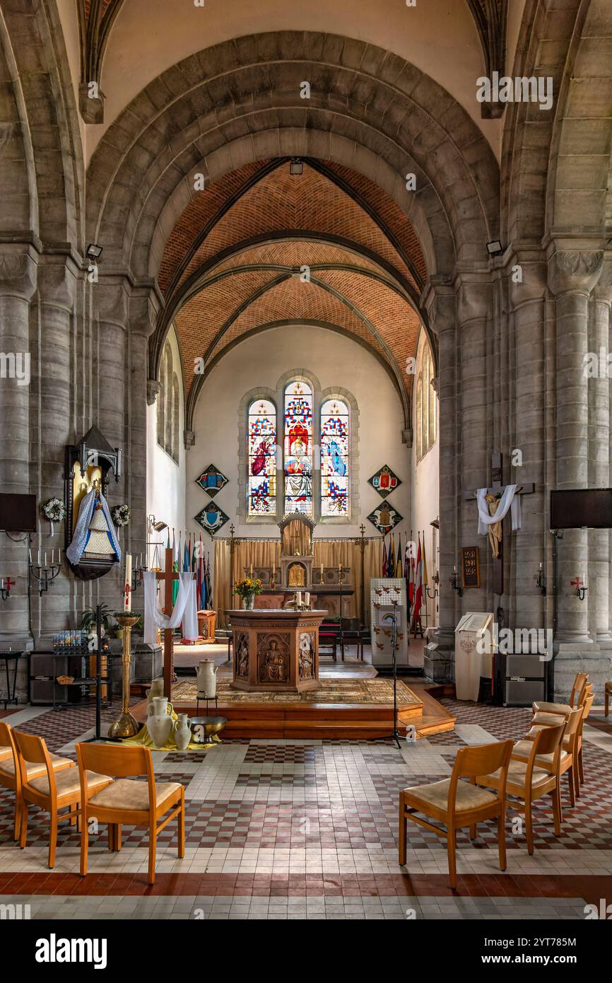 Mesen, Sint-Niklaaskerk, Messines, die Kirche St. Nikolaus mit ihrer markanten Kuppel, auch Dikkop genannt, wurde als Klosterkirche im 11. Jahrhundert von Adela von Frankreich, Gräfin von Flandern, gegründet. Chor mit Schutzmantel Madonna Stockfoto