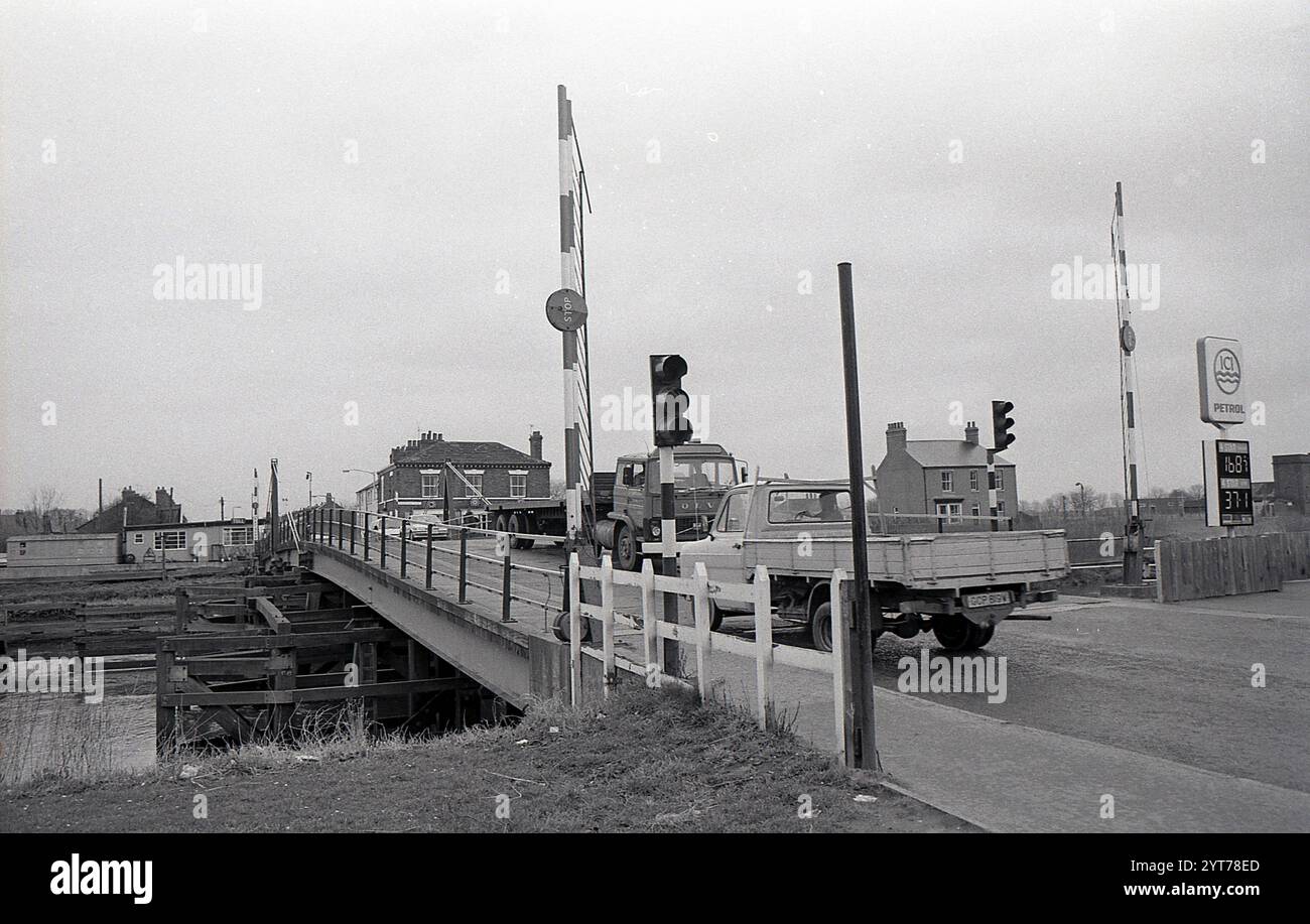 1986, Selby Mautbrücke, North Yorkshire, England, Vereinigtes Königreich. Die 1971 in Stahl gebaute Hängebrücke bei Selby überquert den Fluss Ouse und geht auf eine 1793 eröffnete Holzbrücke zurück. Selby Council und der County Council kauften die Brücke 1991 von ihren Eigentümern und schafften die Maut ab, damit der Verkehr sich frei bewegen konnte. Stockfoto