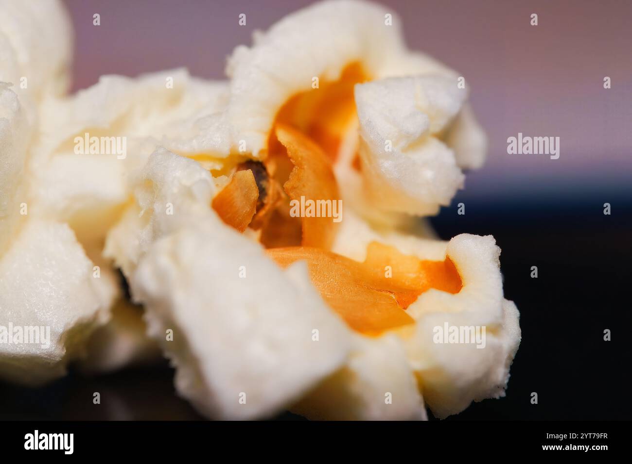 Makrofotografie von geplatzten Körnern nach dem Backen in der Mikrowelle Stockfoto
