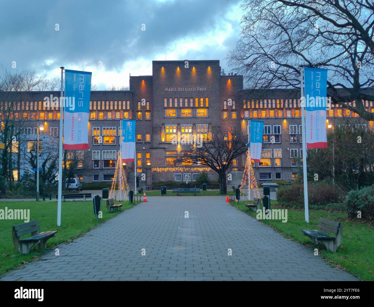 Die Lichter leuchten im alten Gebäude des Maris College, einer Schule für Sekundarschulbildung im Bezirk Scheveningen in den Haag, Niederlande. Stockfoto