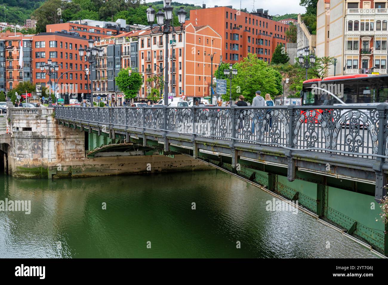 Bilbao, Spanien – 27. Mai 2024: Die Rathaubrücke am Fluss Nervión in Bilbao Stockfoto