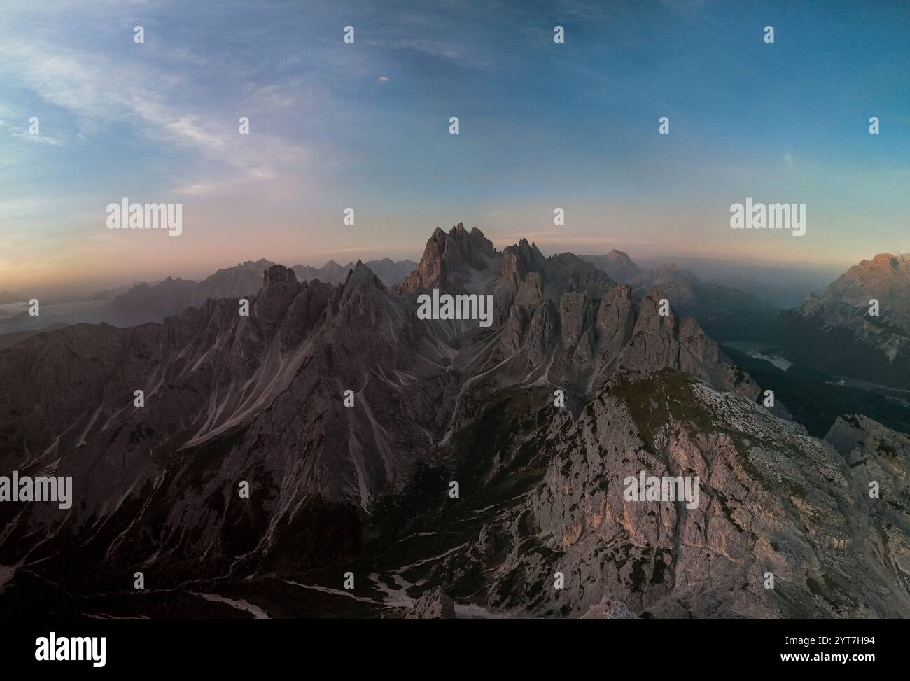 Panorama der Bergformation Cadini di Misurini in den Südtiroler Dolomiten aus der Luft. Drohnenfoto bei Sonnenaufgang. Stockfoto