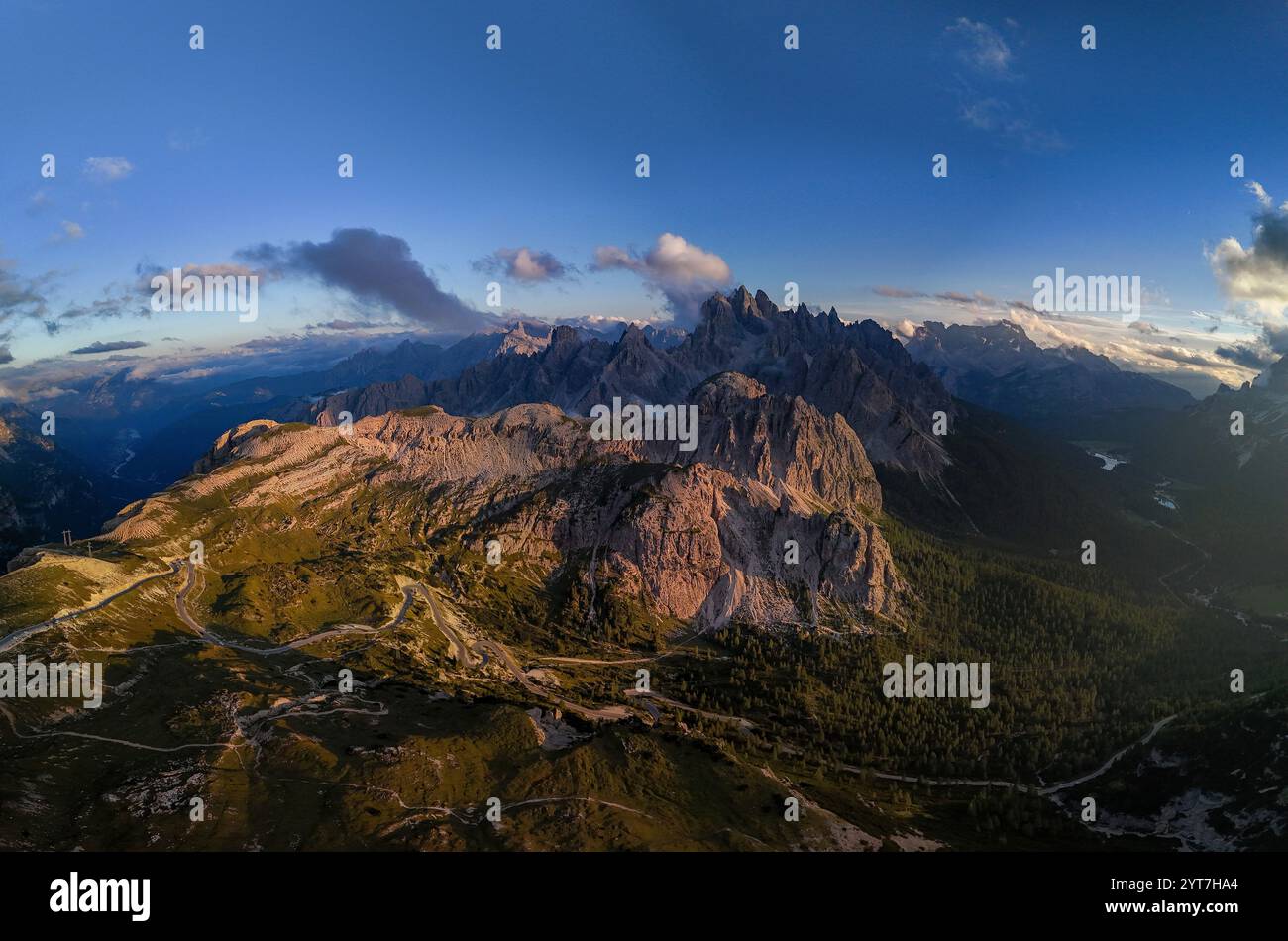 Panorama der Bergformation Cadini di Misurini in den Südtiroler Dolomiten aus der Luft. Die Drohne wurde im Abendlicht geschossen. Stockfoto