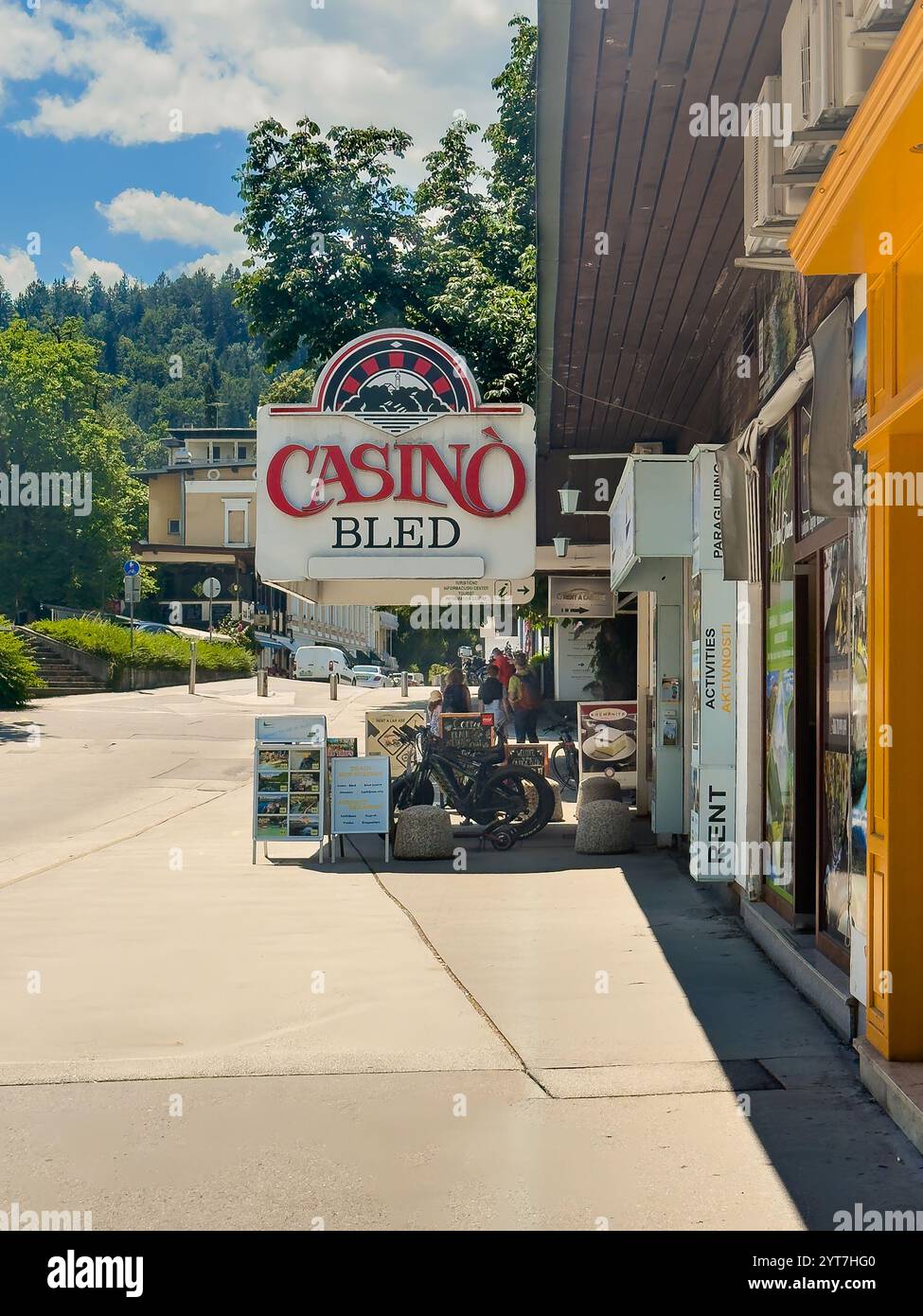 Bleder See, Slowenien - 28. Juni 2024: Das große Kasino seufzt vor dem Gebäude in der Cesta Svobode Straße Stockfoto