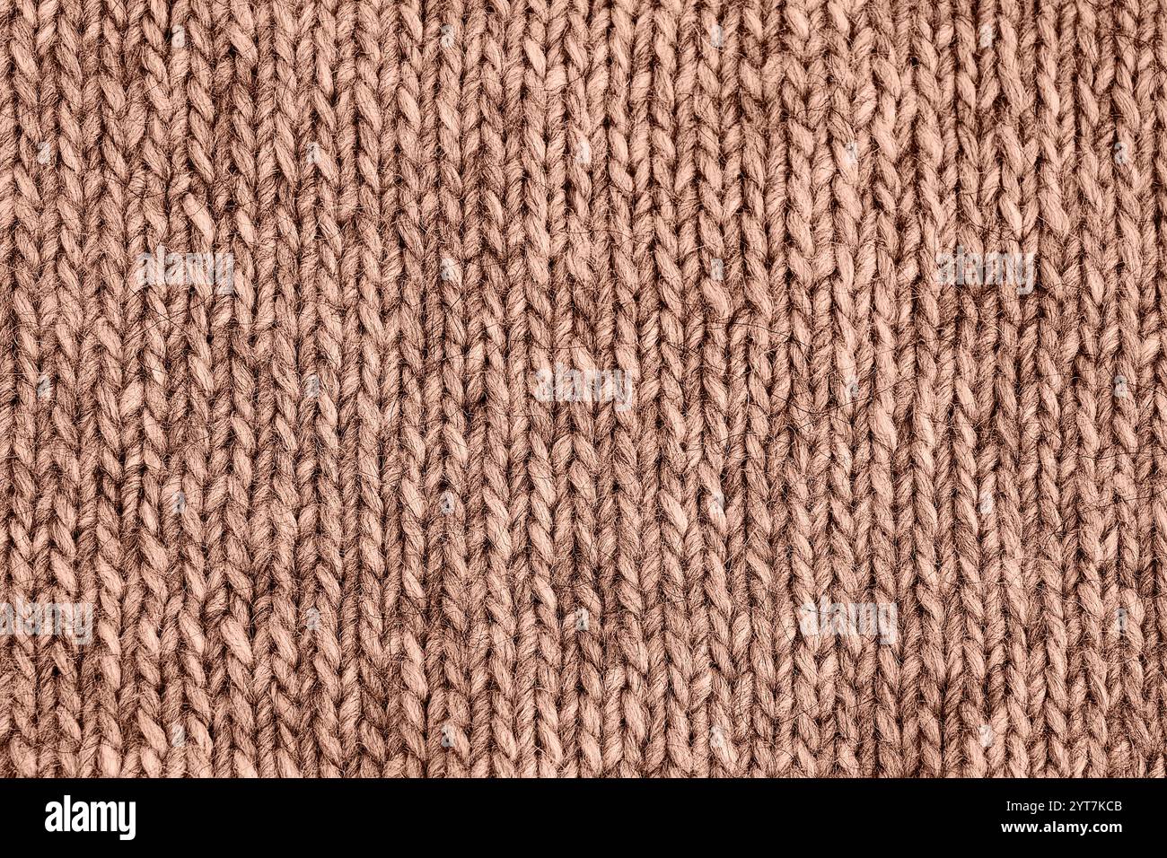 Braune Mokka-Mokafarbe gestrickte Textur. Handgefertigte Strickwaren. Hintergrund, abstrakt. Stockfoto