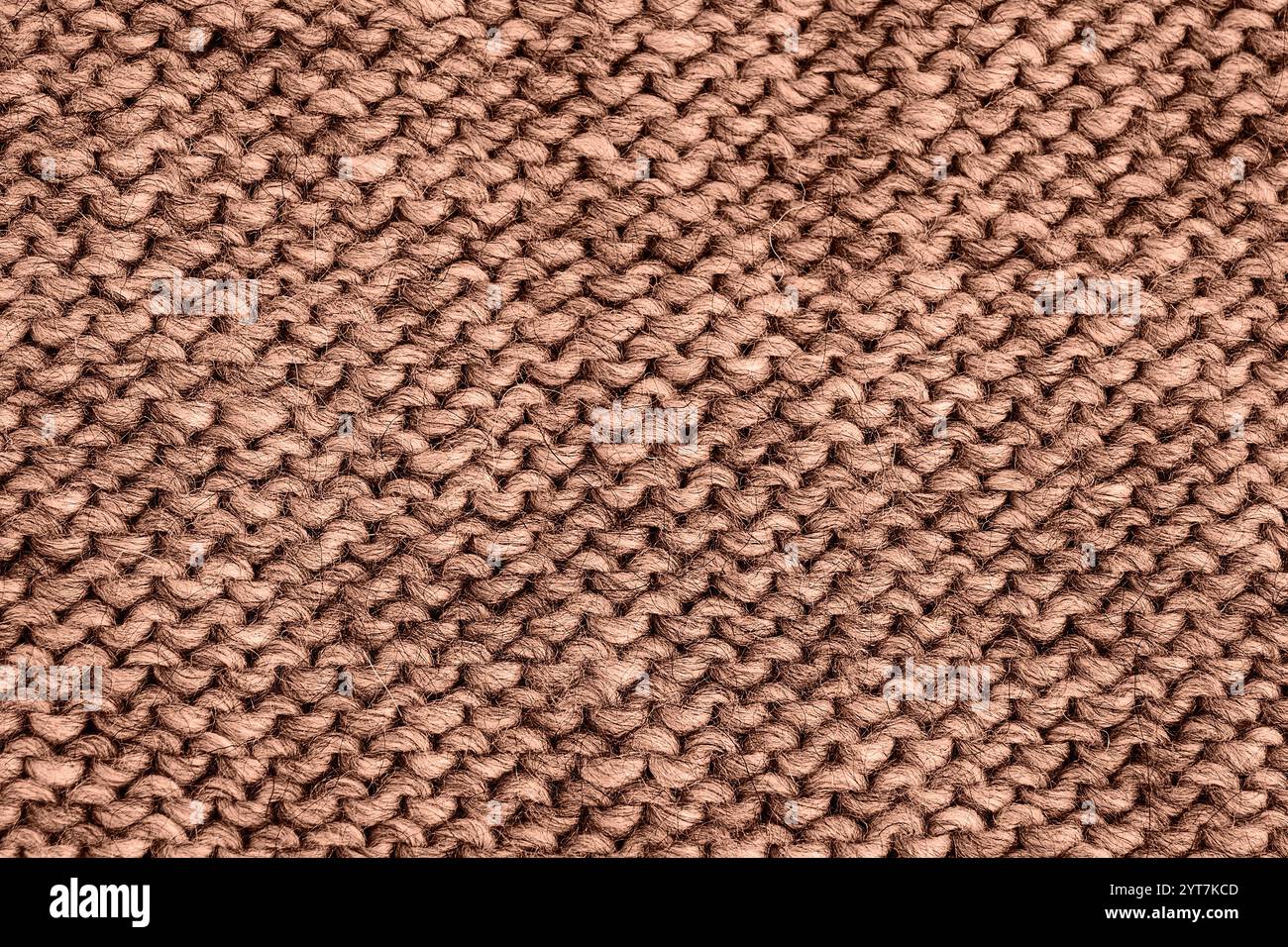Braune Mokka-Mokafarbe gestrickte Textur. Handgefertigte Strickwaren, umgekehrte Nähte. Hintergrund Stockfoto