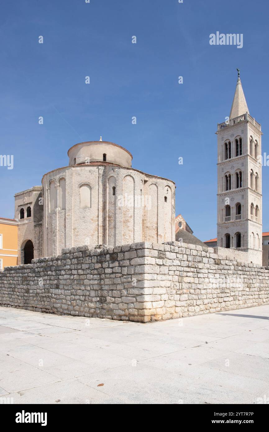 Römisch-katholische Kirche St. Donatus aus byzantinischer Zeit im historischen Zentrum einer Altstadt am Mittelmeer. Alte runde Kirche aus weißem Stein, Donatus von Zadar, Dalmatien, Kroatien Stockfoto