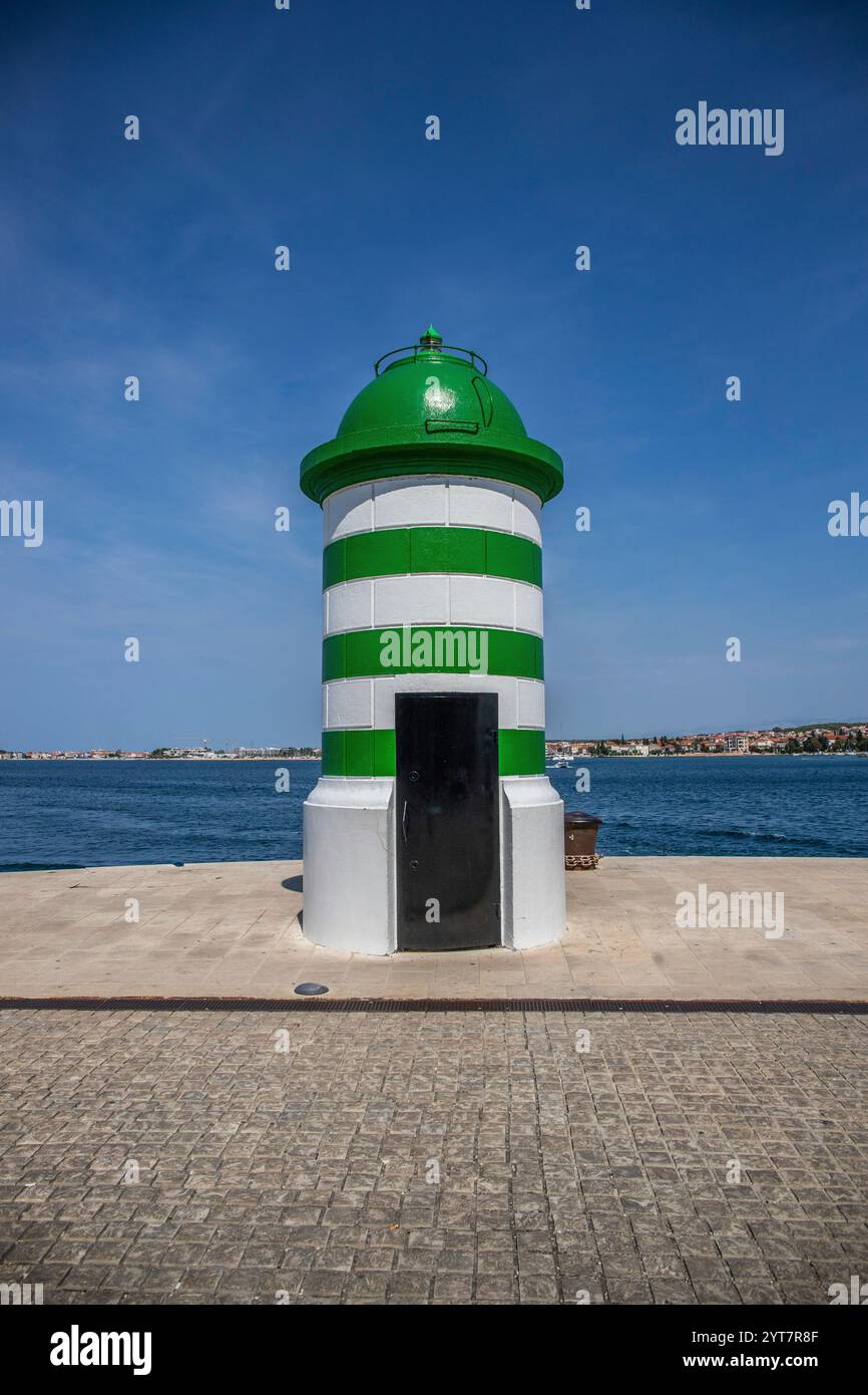 Kleiner grün-weißer Leuchtturm am Hafen. Wunderschönes Gebäude in der historischen Altstadt von Zadar, Adria, Dalmatien, Kroatien Stockfoto