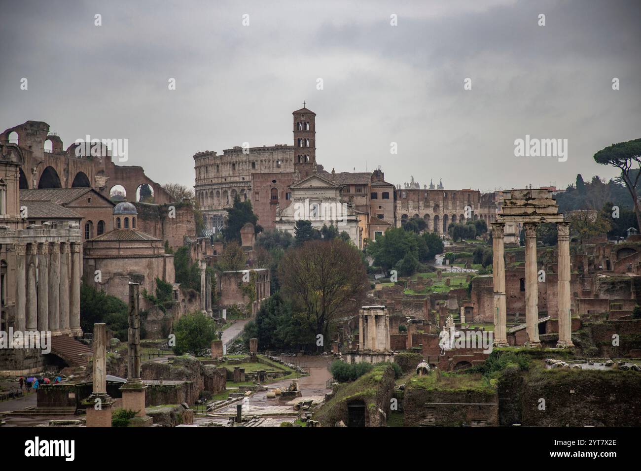 Regnerisches Wetter am Morgen, Sonnenaufgang in einer alten historischen Stadt. Wunderschöne Details und historische römische Gebäude der ewigen Stadt Rom, Italien Stockfoto